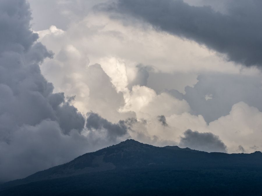 Kapa od oblaka nad Velebitom, najava bure